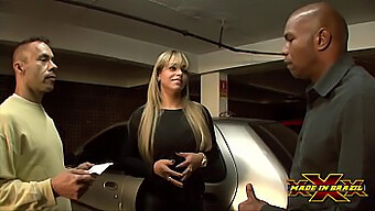 La Baby-Sitter Blonde Se Fait Gang-Banguer Par Les Gardes De Stationnement En Échange D'Un Parking