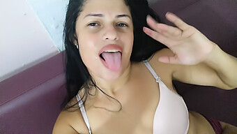 Cô Gái Trẻ Người Colombia Hút Thuốc Và Nói Tục Trong Video Cuckold