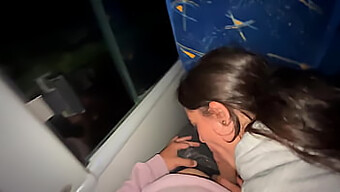 O Tânără Latină Face Sex Oral Cu Un Pasager Aleatoriu Într-Un Autobuz Public Și Îi Înghite Ejacularea