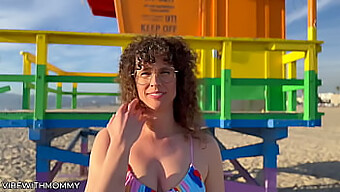 Dojrzała Żydówka Angażuje Się W Spotkanie Seksualne Z Nieznajomym Mężczyzną Na Plaży, Nosząc Bikini.